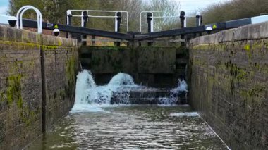 Kanal kapısı su sızdırıyor. Su yolu bariyeri seviyeler arası akışı ayarlıyor. Su geçidini kontrol eden seyrüsefer kanalları. Kanal akımını yöneten mekanik baraj kapısı