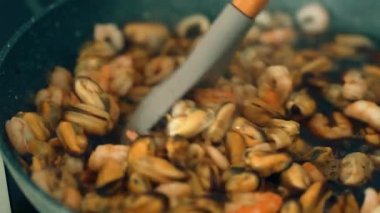 Soya soslu deniz ürünleri karıştırmak. Zengin salamurada midye, karides ve mürekkep balığı karışımı. Lezzetli baharatla kabuklu deniz ürünleri karıştırmak. Lezzetli sosla kaplanmış deniz ürünleri karışımı.