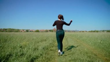 Depresyondaki kadın çim tarlasında düzensiz bir şekilde dans ediyor, hayali partneriyle hareketlerini taklit ediyor. Karmaşık ve duygusal koreografi yoluyla iç karışıklığı ifade eden bir kadın. Bayan vitrin karışımı