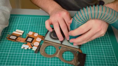 Elektrikli süpürgeyi bilgisayarın soğutma sistemini temizlemek için kullanmak vantilatörlerden tozu dikkatlice çıkarmak. Isıtıcı bileşenlerinden arta kalan enkazı temizleyip bakımını sağlıyorum. Soğutucu kısımları vakumla temizleme, yenileme