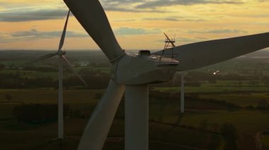 Çevre dostu elektrik üretmek için dönen beyaz rüzgar türbini. Rüzgar türbini temiz enerji üretmek için dönüyor. Sürdürülebilir enerji üretimi için yel değirmeni dönüyor