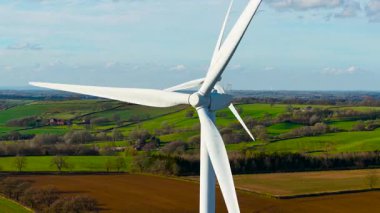 Yenilenebilir enerji, sürdürülebilir kalkınma, çevre dostu kavram. Rüzgar türbini yeşil elektrik sağlamak için dönüyor. Temiz enerji üretmek için dönen yel değirmeni