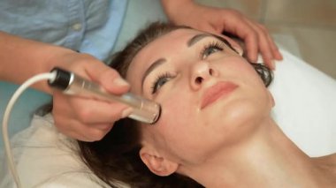 Yanaklara radyoaktivite cildi uygulanıyor, deri tanımı geliştiriliyor. Yüz derisini sıkılaştırmak ve pürüzsüz kılmak için termal RF deri tedavisi uygulanıyor. Kırışıklık azaltma tedavisi için RF teslimatı