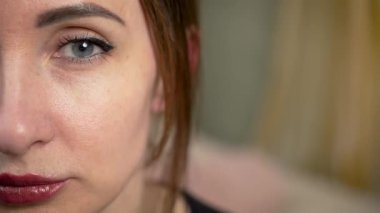 Sağ tarafındaki metin için fotokopi çekilen yarım kadın yüzü. Portre kadın yarım yüz ve sağ tarafta boş alan var. Boş alanı olan yakın plan kadın yüzü