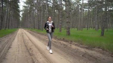 Ormanda temiz havada sakince koşan bir kadın. Dişi, ormanda sakince koşuyor. Ormanda usulca koşan bir kadın, temiz hava soluyor.