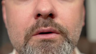 Dudakları sakallı ve bıyıklı bir adam. Orta yaş erkeğinin yüzünü kapat. Erkek dudakları sakal ve bıyık