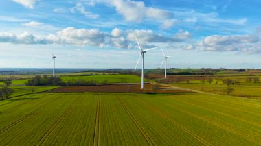 Rüzgar türbini, yeşil elektrik ve tarım. Rüzgar türbini rüzgarı enerjiye dönüştürmeye çalışıyor. Yel değirmeni rüzgar gücünden faydalanıyor