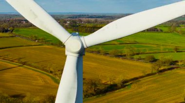 Rüzgar türbinleri çiftliğinin manzaralı hava manzarası. Rüzgar türbini temiz enerji sağlamak için uzun bıçaklar kullanıyor. Dönen aerodinamik bıçaklar rüzgar çiftliğinde düşük emisyon enerjisi üretiyor.