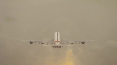 Dört motorlu uçak bulutlu gökyüzüne doğru minimum görüş mesafesi ve kalın sis ile kalkıyor. Büyük yolcu uçakları kalkıştan sonra sisli atmosferde tırmanıyor. Şiddetli bulutlu ve alçak tavanlı geniş gövdeli jet fırtınalı havada yükseliyor.