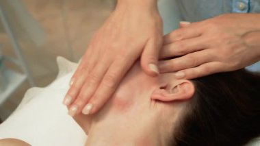 Sakinliği ve rahatlığı arttırmak için başınızın yan tarafına nazikçe dokunun. Stres azaltmak ve dengeyi sağlamak için tapınak bölgesine masaj yapıyorum. Rahatlamak için ritmik hareketlerle rahatlatıcı bir cilt. Ruhani barışı ve gençleşmeyi arttırmak için pürüzsüz vuruşlar yapmak