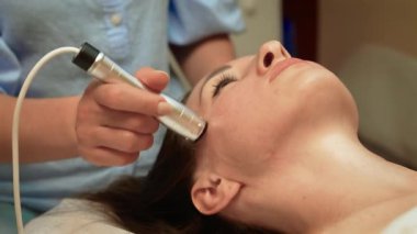 Deri canlandırma için yanakta RF Kolajen Artırma Terapisi uygulanıyor. Yüz hatlarını geliştirmek için Radyoaktivite Derisi sıkılaştırılıyor. RF veriliyor Daha pürüzsüz ve daha sıkı cilt dokusu için kaldırma