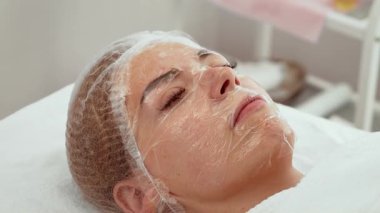 Kadın müvekkil ileri derecede yüz tedavisi görüyor. Hasta cilt bakımını gençleştiriyor. Susuzluğu ve gevşemeyi teşvik ediyor. Kozmetik Servisi canlandırılmış cilt için tasarlandı