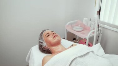 Kozmetoloji kliniğinde dinlenen güzel bir kadın için düzeltme prosedürü ve kırışıklık önleyici tedavi. Yenilenme oturumu cilt gelişimine ve profesyonel ortamdaki kırışıklıkların azaltılmasına odaklanıyor. Güzellik tedavisiyle gençlik görünüşü gelişir.