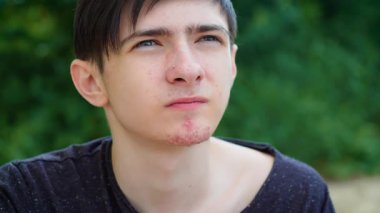 Ahududu yiyen, tatlı ve tango aromalı, düşünceli ifadeli bir çocuk. Erkek ahududu yiyor, sakin ve sakin bir tavırla zevke odaklanıyor. Ahududu yiyen, taze ve sulu tadını çıkaran adam.