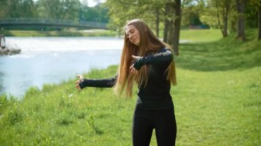 Çılgın kadın, hayali bir partnerle dans ediyor, şizofrenik bir olay yaşıyor. Akıl hastası bir kadın görünmez bir arkadaşla hareket ediyor, hayal dünyasında kayboluyor. Psikotik krize dalmış hayalet partnerle düzensiz dans eden bir kadın.