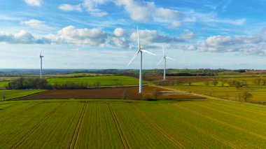 Yenilenebilir enerji, sürdürülebilirlik veya çevre dostu enerji santrali için yel değirmeni. Rüzgar türbini sürdürülebilir elektrik üretiyor. Yel değirmeni gelecek için temiz enerji üretiyor