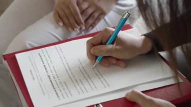 Kadın hasta danışmanı kozmetik uzmanı. Kadın müşteri, güzellik uzmanıyla tıbbi formu tartışıyor. Cilt bakımı uzmanlarıyla evrak işlerini halletmek için konuşan hasta.