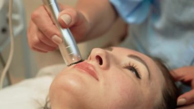 Cilt esnekliğini arttırmak için çene terapisi uyguluyorum. Daha pürüzsüz ve genç görünmek için Radyoaktivite Cildi sıkılaştırılıyor. Yüz yapısını geliştirmek için kırışıklık azaltma tedavisi uygulanıyor.