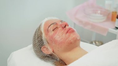 Nemlendirici maske tahriş olmuş deriyi rahatlatır. Akne eğilimli deri için etkili bir tedavi. Kırmızıyı azaltır ve suyu arttırır.