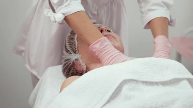 Kozmetik uzmanı, modern teknikleri hassas bir yüz tedavisi için kullanıyor. Rahatlama seansı sırasında yenilikçi cilt bakımı yöntemleri deneyen hasta. Yenilenme ve bakımı geliştiren gelişmiş kozmetolojik yenilikler