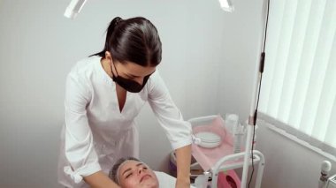 Güzellik uzmanı, masaj ve cilt bakımı da dahil olmak üzere kozmetik güzellik prosedürleri uyguluyor. Sağlık ve görünüşü geliştirmek için cilt bakımı teknikleri uyguluyor. Gençleştirici ve rahatlatıcı ciltte profesyonelce bir hassasiyet gösteriyorlar.