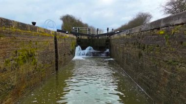 Kanal kilit odası akan suyla doluyor. Sluice Gate su seviyesini kontrol ediyor. Hidrolik sistem gemi geçişi için akışı kontrol ediyor. Su yolu kilidi sabit akım geçişini düzenliyor