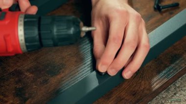 Mobilya mühendisliği, rafine masa ya da uygun gardırop, tornavida. Zanaatkar elleri ev aletlerini modernleştiriyor. Yenileme veya aşınma ve yırtık düzeltmeleri yapılıyor