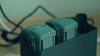 İHA bataryalarını şarj ediyorum. LED göstergeleri patlayıcı seviyelerini gösteriyor. Havadan cihaz hazırlamak için taşınabilir pil merkezi. Uçuşa hazır enerji yönetimi için etkili şarj sistemi