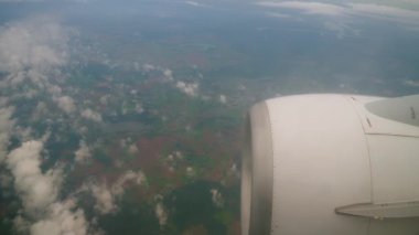 Bulutların arasından süzülen Yolcu Uçak Türbini Sisli Hava 'ya inmeye hazırlanıyor. Tatil ve dünya seyahati kavramı