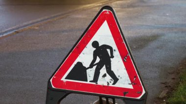 Birleşik Krallık 'ta yol çalışması uyarısı. İngiltere 'de inşaat alanı olduğunu belirten trafik yönetmelikleri kurulu. Yol güvenliği göstergesi İngiltere 'de bakım alanını gösteriyor