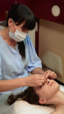 Uzman, dikey yönelim tarafından yapılan estetik yüz terapisi müşterileri cezbediyor. Sağlık, tıbbi yardım, yaşlanma karşıtı program, sağlık, cilt bakımı, kırışıklık önleme programı. Kusursuz cilt bakımı, temizlik ritüeli.