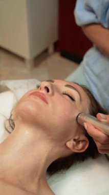 Gelişmiş Ultrason Şişman Azaltma oturumu yanak hatlarını hedefliyor, tanımı geliştiriyor. Cilt rengini arttırmak için yüksek frekanslı yüz terapisi konusunda uzman. Cilt bakımı sıkılaştırma için Mikroakım Kaldırma TedavisiName