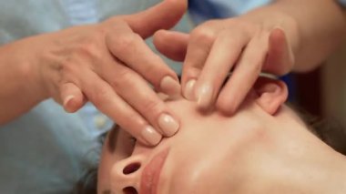 Nazik parmaklar ustalıkla yüz kaslarına baskı yapıyor. Rahatlığı arttırmak için hassas hedefleme noktaları. Hassas dokunuş gerilimi azaltır. Yumuşak vuruşlar tazelenir ve tazelenir