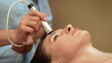 Alnın esnekliğini arttırmak için cilt yenilenmesi uygulanıyor. İnce çizgileri ve kırışıklıkları azaltmak için cerrahi olmayan yüz gerdirme ameliyatı. Cilt pürüzsüzlüğünü ve sağlamlığını arttırmak için Termal RF Cilt Tedavisi