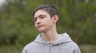 Sıkıcı genç çocuk sıkıcı meşgalelere katlanıyor. Genç adam can sıkıcı anlarda ilgisiz hissediyor. İlgisiz ergenler monoton aktivitelerde vakit geçirirler.