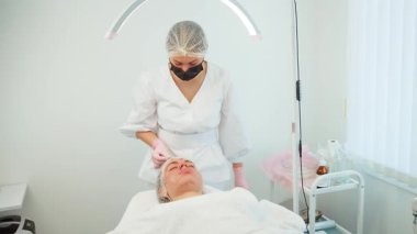 Modern klinikte cilt bakımında yüz sorunlarına değinilir. Profesyonel kozmetik uzmanı hedeflenmiş tedaviyi nazik bir hassasiyetle gerçekleştiriyor. Oturum cilt renginin iyileştirilmesi ve yenilenmiş cilt kaygılarının giderilmesine odaklandı