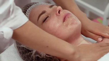 Kozmetolojide güzellik prosedürleri pigment noktalarından ve kan damarlarından yüz temizleme. Kadın derisi üzerinde çalışan bir uzman kusurları azaltıp ses tonunu yükseltiyor. Terapist, kadının cildini ve berraklığını geliştirmesine özen gösteriyor.