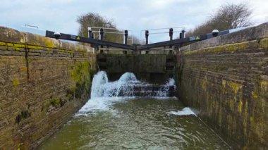 Kapıları kilitleyin. Kanala su boşaltılıyor. Sıvı hareketini kontrol eden kaplama sistemi. Hidrolik mekanizma navigasyon akışını ayarlıyor. Su yolu kilit yönetimi seviye geçişi