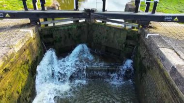 Kilit kapısı güçlü su akışını serbest bırakıyor. Kaplama sistemi kanal su seviyelerini ayarlıyor. Hidrolik bariyer kademeli akımı kontrol ediyor. Bölgeler arasındaki geçişi düzenleyen seyrüsefer kilidi