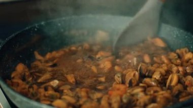 Haşlama soslu deniz mahsulleri karışımı. Kalın soslu karides, midye ve mürekkep balığı karışımı. Kabarcıklı tavaya kabuklu deniz hayvanı atmak. Zengin lezzet emilimi için pişirilmiş deniz ürünleri karışımı.