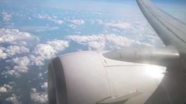 Pofuduk Bulutlar ve Mavi Gök 'ün Gündüz Uçuşu Manzarası. Uçuş sırasında manzara görüntüsü. Havada uçan yolcu uçağı, toplu taşıma