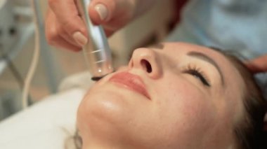 Deri esnekliğini arttırmak için çeneye RF Kolajen Arttırma Terapisi uygulanıyor. Daha pürüzsüz cilt dokusu için Radyo Frekansı Yüz Tedavisi sağlanıyor. Yüz görünümünü iyileştirmek için Termal RF Cilt Tedavisi başlatılıyor