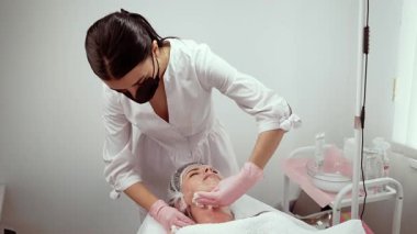 Gelişmiş güzellik tedavisi cilt dokusunu ve ışıltısını arttırıyor. Uzman, hidrasyon ve gençleştirme tekniklerini dikkatlice uyguluyor. Müşteri konforuna odaklanan terapist pürüzsüz ve ışıl ışıl bir ten sağlıyor