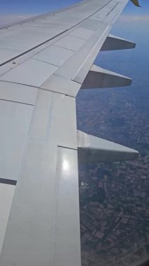 Yamalı tarım arazisi üzerinde tekrar uçan uçaklar. Uçak tarlaların ve kırsal alanların üzerinde uçuyor. Dağınık tarımsal alanlarla kırsal arazide süzülen jet.