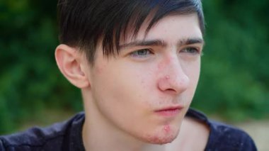 Çocuk muz yiyor, tatlı ve pürüzsüz bir tadı ve odaklanmış bir ifadesi var. Erkek ısıran muz, kremanın ve doğal zevkin tadını çıkarıyor. Muzu seven adam, yumuşak ve lezzetli bir ısırığa daldırılmış.