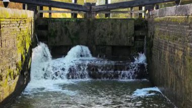 Kanal kilidi köpüklü suyu serbest bırakıyor. Kapak kontrollü su boşaltımını düzenliyor. Hidrolik sistem navigasyon akış seviyelerini ayarlıyor. Su yolu kilidi kademeli akım geçişini yönetiyor