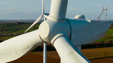 Rüzgar türbinleri güçlü rüzgardan yeşil yenilenebilir enerji üretir. Rüzgar türbini enerjiyi hareket ettiriyor. Temiz çıkış üretmek için bıçakları yakalıyor. Rüzgar çiftliğinde karbon nötr güç üreten türbin bıçakları kullanılıyor