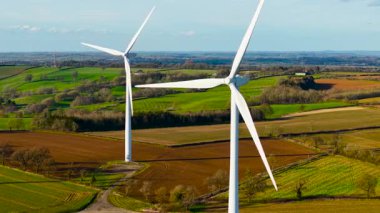 Büyük yel değirmeni çiftliğinin çarpıcı hava manzarası. Rüzgar türbini eko enerji yaratmak için çalışıyor. Yel değirmeni çevre dostu elektrik üretiyor