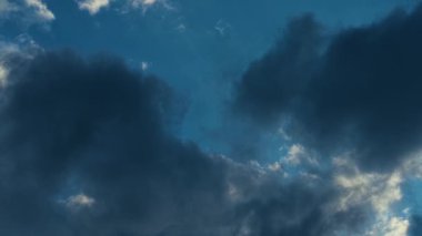 Gökyüzünü kaplayan kara fırtına bulutları. Yoğun yağmur bulutları atmosfere yayılıyor. Karamsar bulutlu gökyüzü ağır bulut şekilleri oluşturuyor