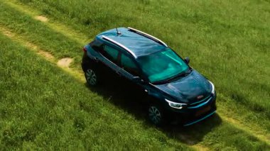 Tepeden aşağıya araba sürüyor, tekerlekler çarpışıyor. Araç yamaçta ilerliyor, lastikler düz olmayan noktalardan geçiyor. Otomobil eğimli pistte gidiyor, tekerlekler pürüzlü bölgelerde yuvarlanıyor